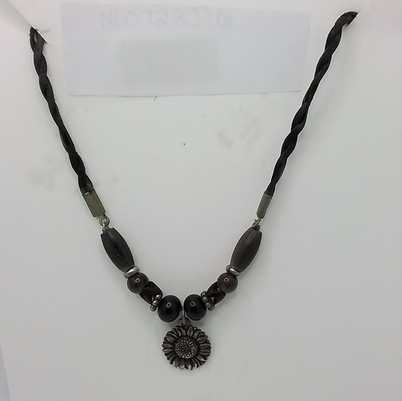BEADED SUN FLOWER PENDENT NECKLACE - Picture 2 of 7